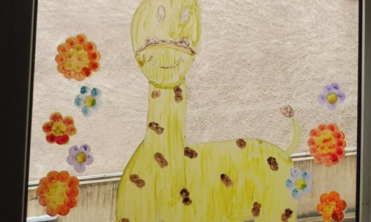 Peintures décoratives sur les fenêtres de la micro-crèche à Dijon